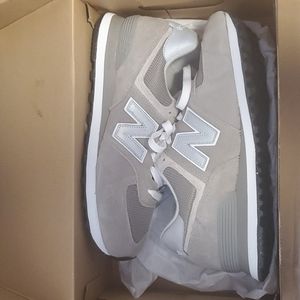 Men's size 9 New Balance Classic